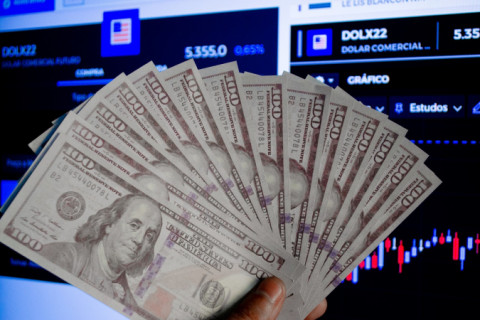 Dólar atinge maior valor desde maio de 2020 e fecha a R$ 5,76, enquanto Ibovespa cai 0,31%