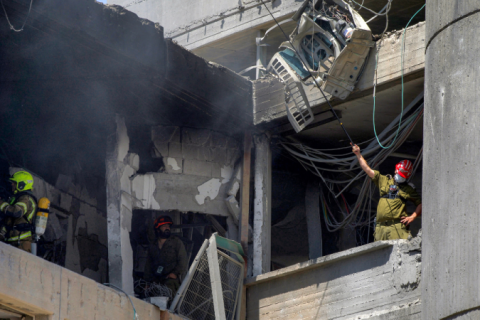 Irã ataca hospital em Israel e deixa 47 feridos no sétimo dia do conflito