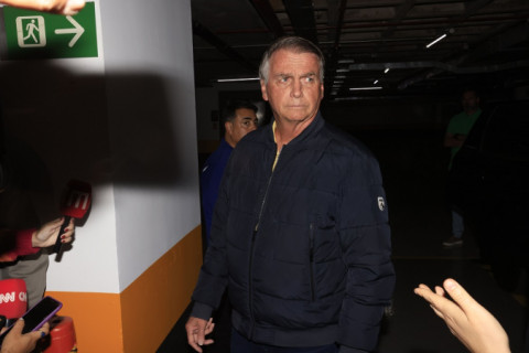 Moraes decreta prisão domiciliar de Jair Bolsonaro; PF faz buscas na casa do ex-presidente