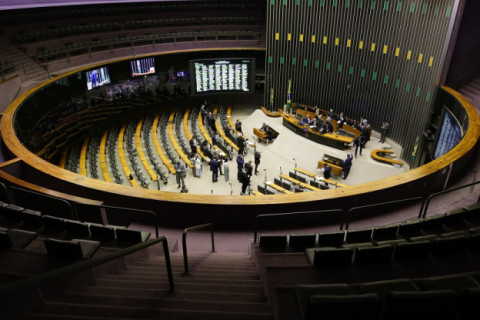 Câmara dos Deputados aprova medidas que restringem poderes do STF e ampliam impeachment