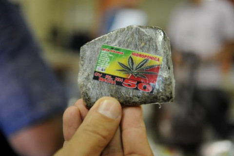 Negros são mais enquadrados como traficantes do que brancos em situações similares em SP, aponta estudo do Insper