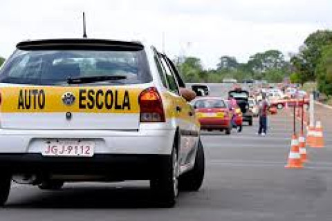 Governo Lula estuda eliminar exigência de autoescola para tirar a CNH
