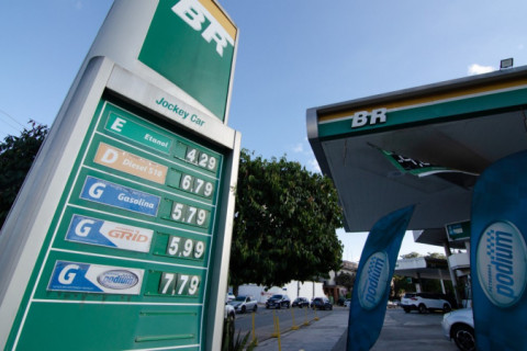 Petrobras reduz gasolina em 4% e aumenta diesel em 6,6% a partir de sábado