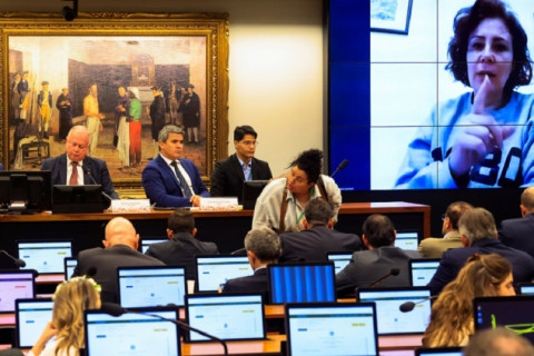 Moraes libera redes sociais da deputada Carla Zambelli, presa na Itália