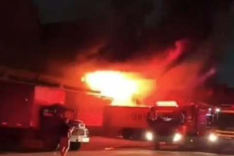 Incêndio de grandes proporções atinge pavilhão da Ceasa no RJ