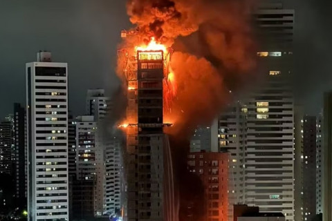 Incêndio atinge prédio em construção no Recife.