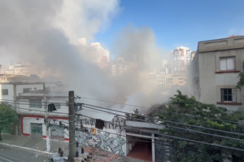 Incêndio atinge galpão no bairro da Liberdade, no Centro de São Paulo