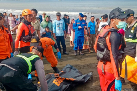 Naufrágio de balsa na Indonésia deixa ao menos quatro mortos e dezenas de desaparecidos