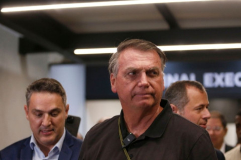 Bolsonaro diz que nunca discutiu a possibilidade de um golpe de Estado, mas estudou outras medidas