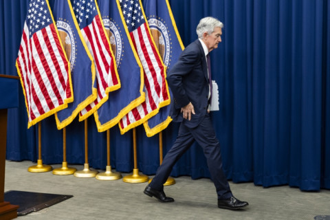 Trump chama presidente do Fed de ‘completo idiota’ e diz que pode mudar de ideia sobre demiti-lo