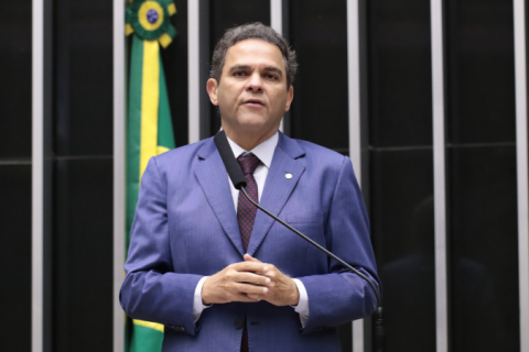 Câmara dos Deputados aprova projeto para tirar do arcabouço gastos com saúde e educação