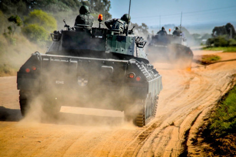 Exército brasileiro envia blindados para fronteira com a Venezuela em meio a disputa territorial