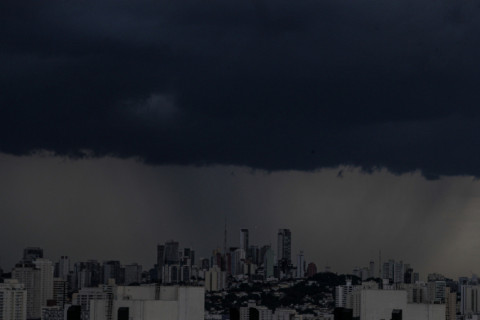Chuva causa caos em São Paulo pelo quarto dia consecutivo