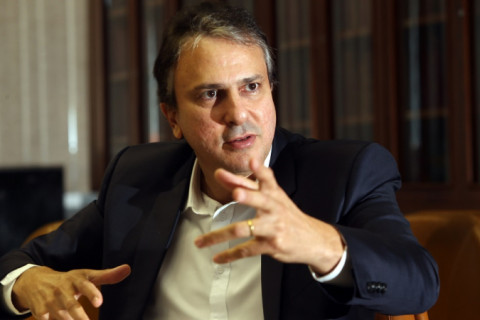 MEC vai enviar projeto de lei para pagar aluno que permanecer na escola ainda este mês