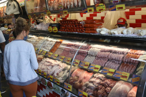 IPCA sobe 0,56% em outubro com aumento no preço das carnes e na conta de luz, diz IBGE