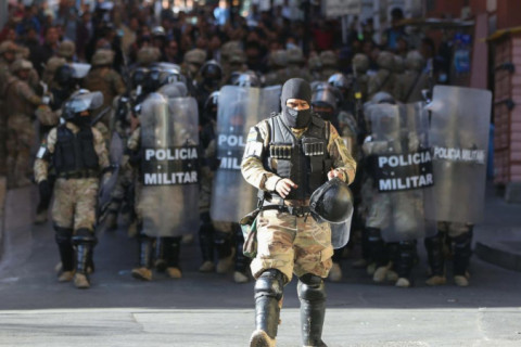 Procuradoria da Bolívia investigará militares que invadiram sede do governo
