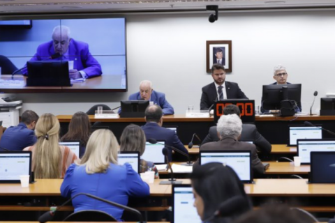 Comissão da Câmara adia votação da PEC da Anistia após pedido de vista coletivo