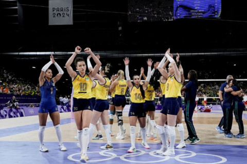 Brasil mantém boa campanha no vôlei feminino, bate República Dominicana e está na semifinal