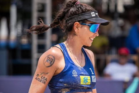 Carol Solberg é suspensa pela FIVB por comemorar prisão de Bolsonaro