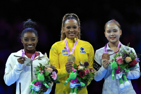 Rebeca Andrade supera Simone Biles e é bicampeã mundial no salto