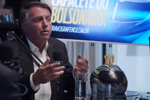 Jair Bolsonaro comemora aniversário em transmissão ao vivo, critica STF e recebe parabéns remoto de Eduardo