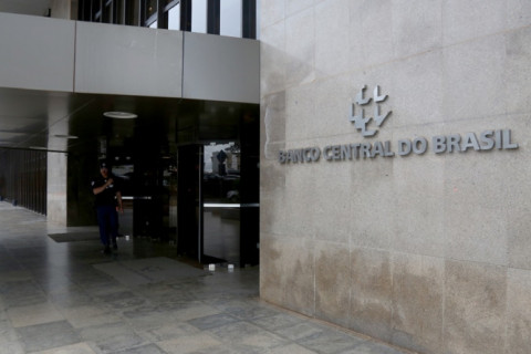 Projeções do mercado para inflação, PIB, Selic e dólar ficam estáveis