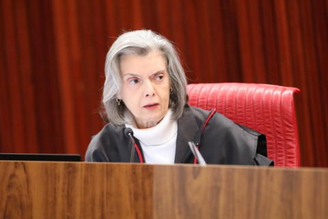 Congresso tem todo o direito de discutir limitação de poderes do STF, diz Cármen Lúcia