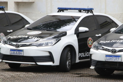 Ex-policial e pai do vice-presidente da Câmara do Rio de Janeiro é preso por tráfico de armas