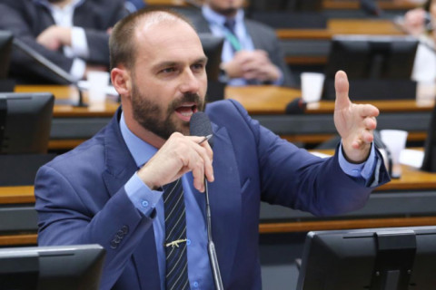 Eduardo Bolsonaro se reúne com Lewandowski para discutir fake news sobre o Rio Grande do Sul