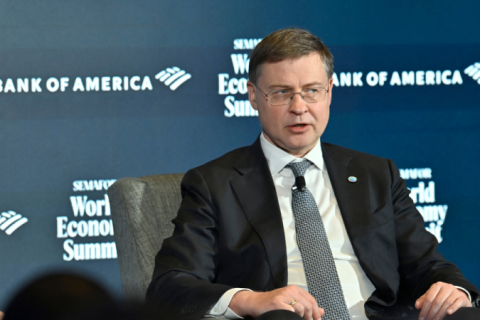 UE reduz previsões de crescimento para 2025 e 2026 devido ao impacto das tarifas impostas por Trump