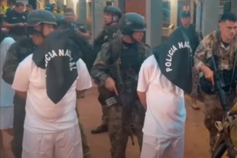 Governo do Paraguai envia 25 presos brasileiros para o Brasil