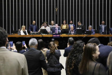 Câmara dos Deputados aprova urgência de projeto de anistia a condenados do 8 de Janeiro