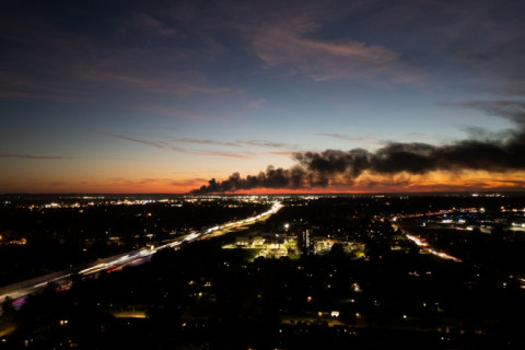 Avião de carga de grande porte cai em Louisville, Kentucky