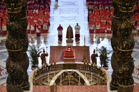 Velório do papa Francisco começa e fiéis se despedem na Basílica de São Pedro