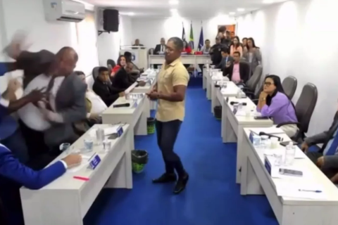 Vídeo: Vereadores “saem na mão” em plena sessão da câmara em Lauro de Freitas