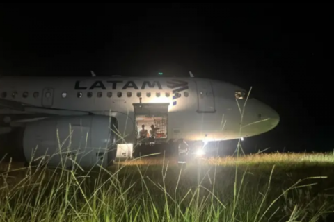 Avião da Latam ultrapassa pista de aeroporto em Chapecó por conta do temporal