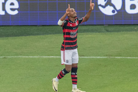 Flamengo derrota Corinthians por 2 a 0, alivia pressão e assume liderança do Brasileirão