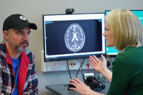 Em fase de teste, paciente inglês é o primeiro a receber nova vacina contra câncer de pele