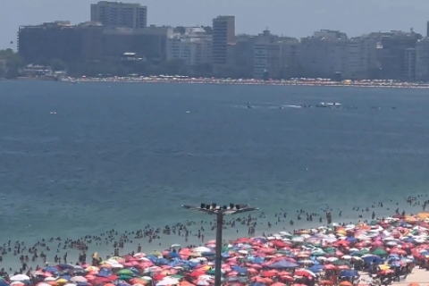 Avião ultraleve cai no mar, na praia de Copacabana, no Rio