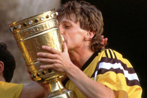 Morre ex-jogador alemão Frank Mill, campeão do mundo em 1990