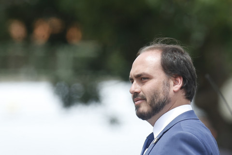 Carlos Bolsonaro é alvo de busca e apreensão em operação da Polícia Federal