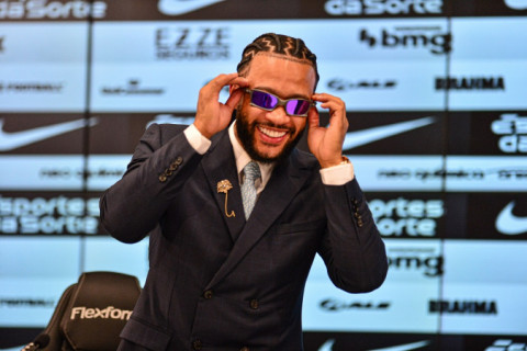 Memphis Depay notifica o Corinthians e cobra R$ 6 milhões do clube