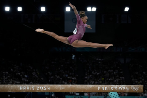 Simone Biles cai, Rebeca não aproveita e ambas ficam fora do pódio na trave em Paris-2024