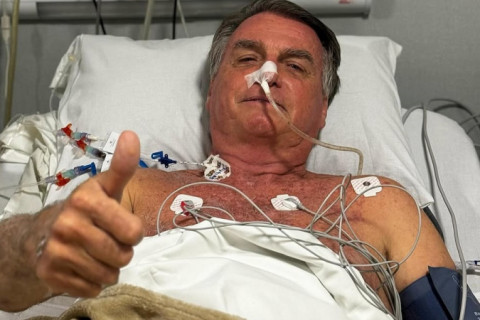 Bolsonaro tem pressão controlada mas segue sem previsão de alta, diz boletim médico