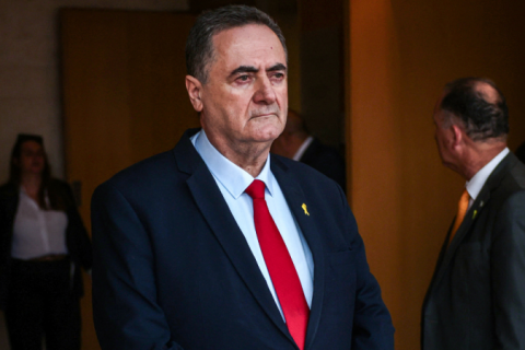 Israel atacará ‘ditador iraniano’ em ‘todas as frentes’, alerta ministro da Defesa