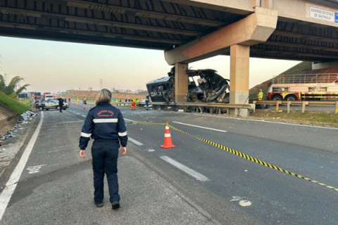 Acidente com ônibus de turismo deixa 10 mortos em São Paulo