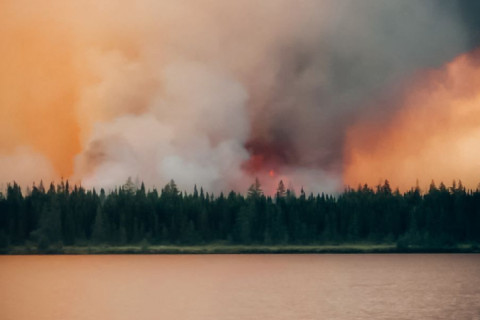 Incêndios florestais no Canadá obrigam milhares de pessoas a deixarem suas casas
