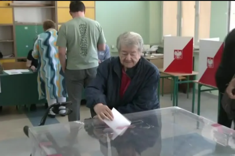 Eleições na Polônia: Boca de urna mostra reviravolta e disputa acirrada
