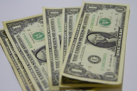 Dólar fecha a R$ 5,77 apesar de pressão externa ‘com efeito Trump’