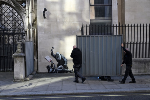 Nova obra de Banksy é apagada de parede do tribunal de Londres